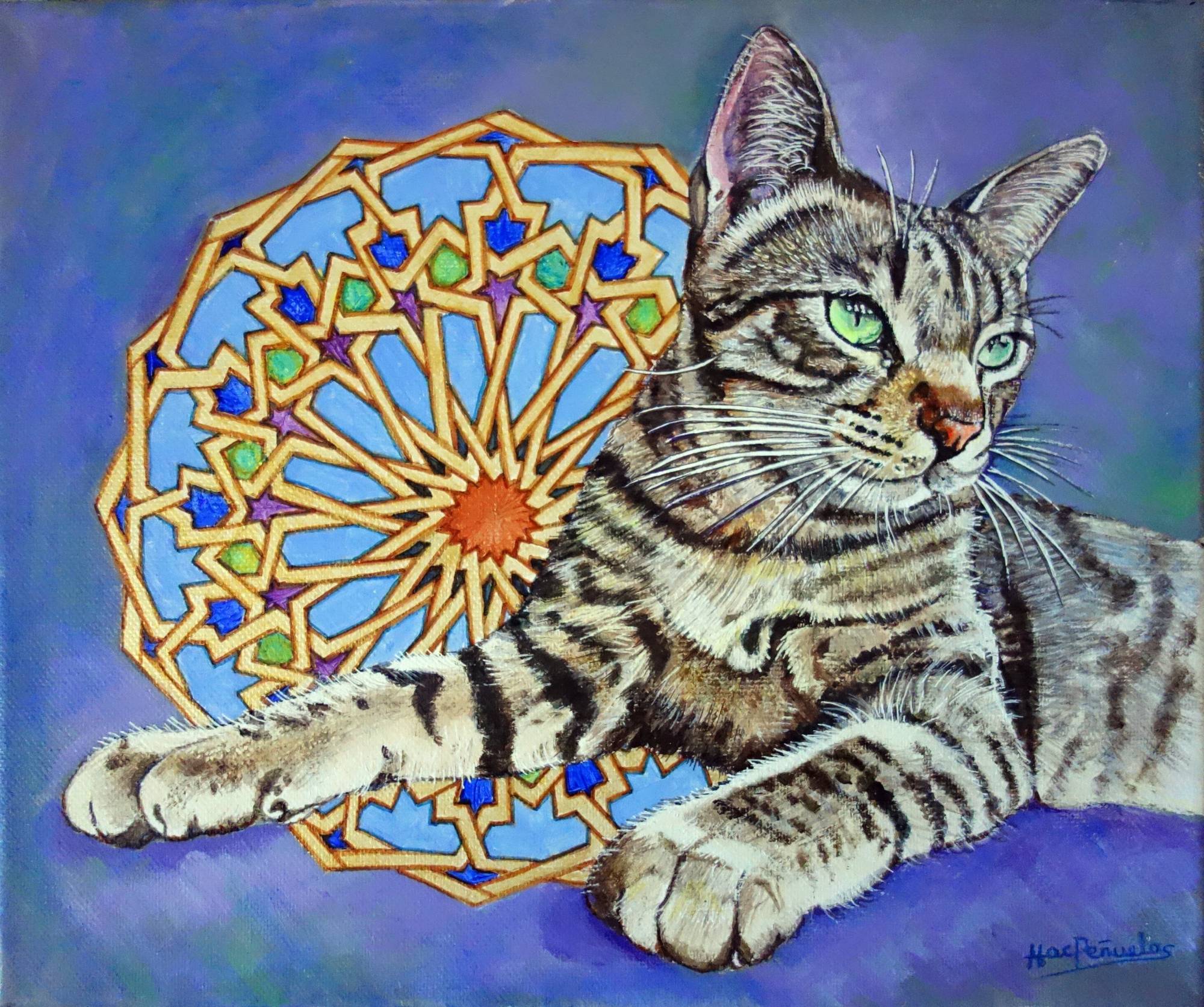 Tico, acrílico sobre lienzo con bastidor de madera de 25x30 cm. Retrato de un gato atigrado con ojos verdes esmeralda. Fondo azulado con diseño geométrico de colores inspirado en el alicatado del Real Alcázar de Sevilla.