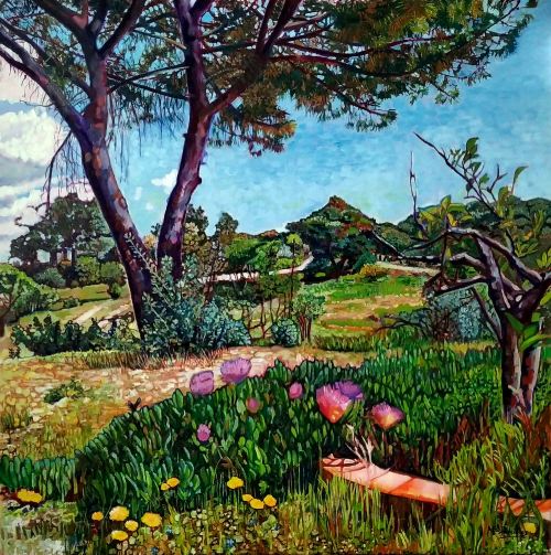 Uñas de gato en flor, óleo sobre lienzo de lino de 80x80 cm. Mancha central de flores de uñas de gato en tonos rosados rodeada de florecillas amarillas. Pino solitario y matorrales en el paisaje. Árboles en el horizonte contra cielo azul con nubes blancas. Camino discreto que atraviesa la finca.